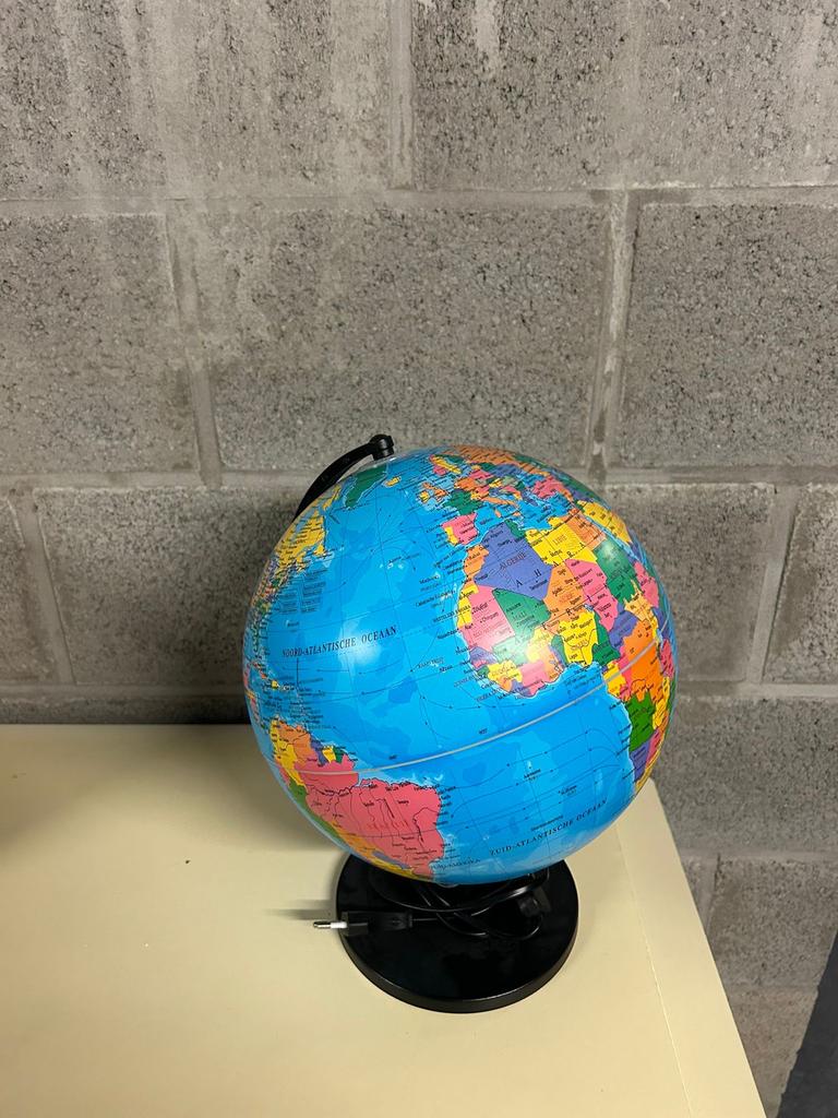 Lichtgevende wereldbol en fotokadertje, Ophalen, Verlicht, Gebruikt