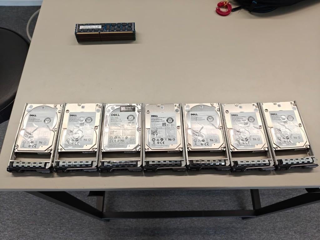 7x Dell enterprise SAS HDD's met caddy - 600GB, Intern, Gebruikt, SAS, Server