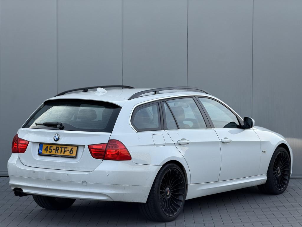 BMW 3 Serie Touring 325d Executive | Xenon | Leder | 19" Alp, Automaat, Zwart, 2993 cc, Wit