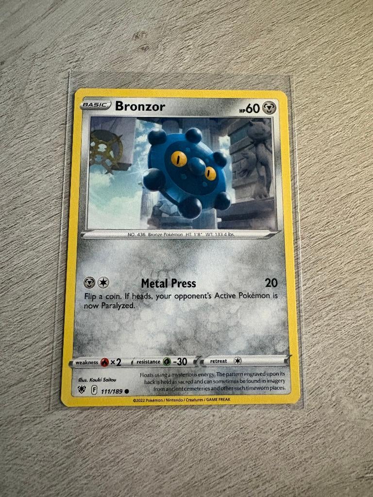 Bronzor 111/189 Astral Radiance - Pokémon Kaart, Hobby en Vrije tijd, Verzamelkaartspellen | Pokémon, Nieuw, Losse kaart, Ophalen of Verzenden