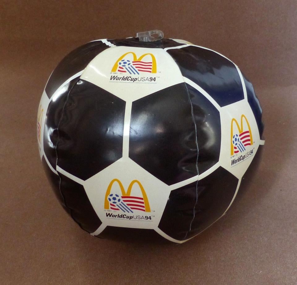WK voetbal Worldcup USA 1994 opblaasbare voetbal McDonald's, Verzamelen, Ophalen of Verzenden, Gebruikt