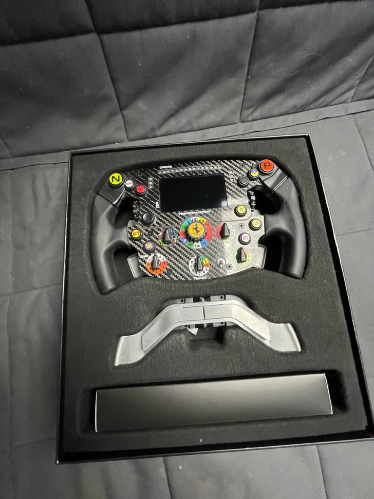 Thrustmaster Ferrari SF1000 Stuur + Alcantara Stuur + Remmen, Verzenden, Zo goed als nieuw, Racen en Vliegen