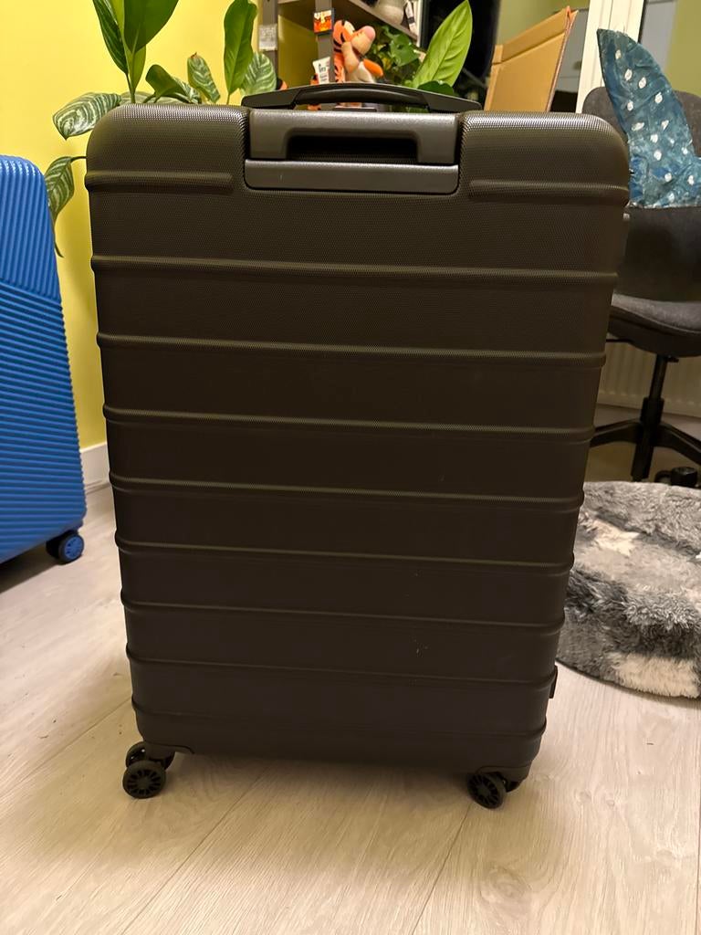 HEMA Zwarte hard koffer met wieltjes, Sieraden, Tassen en Uiterlijk, Koffers, Gebruikt, Hard kunststof, Slot, 35 tot 45 cm