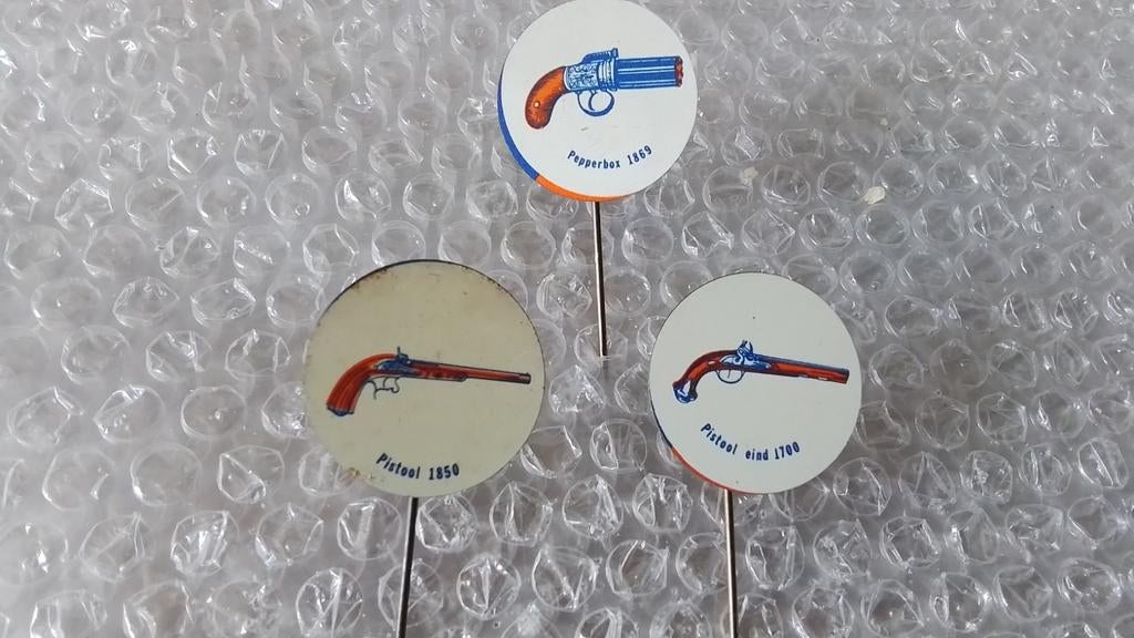 3 verschillende speldjes oude pistolen, Verzamelen, Ophalen of Verzenden, Zo goed als nieuw, Overige onderwerpen