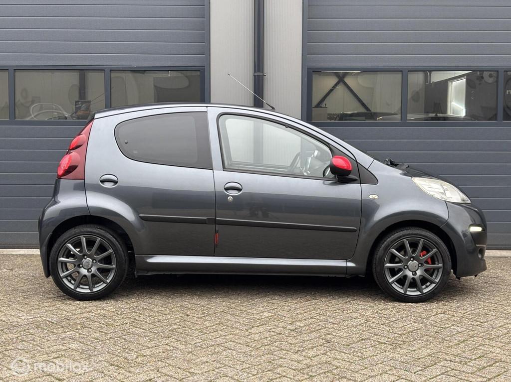 Peugeot 107 1.0 Black & Silver Sport Uitvoering, Voorwielaandrijving, Euro 5, Elektrische ramen, 4 stoelen