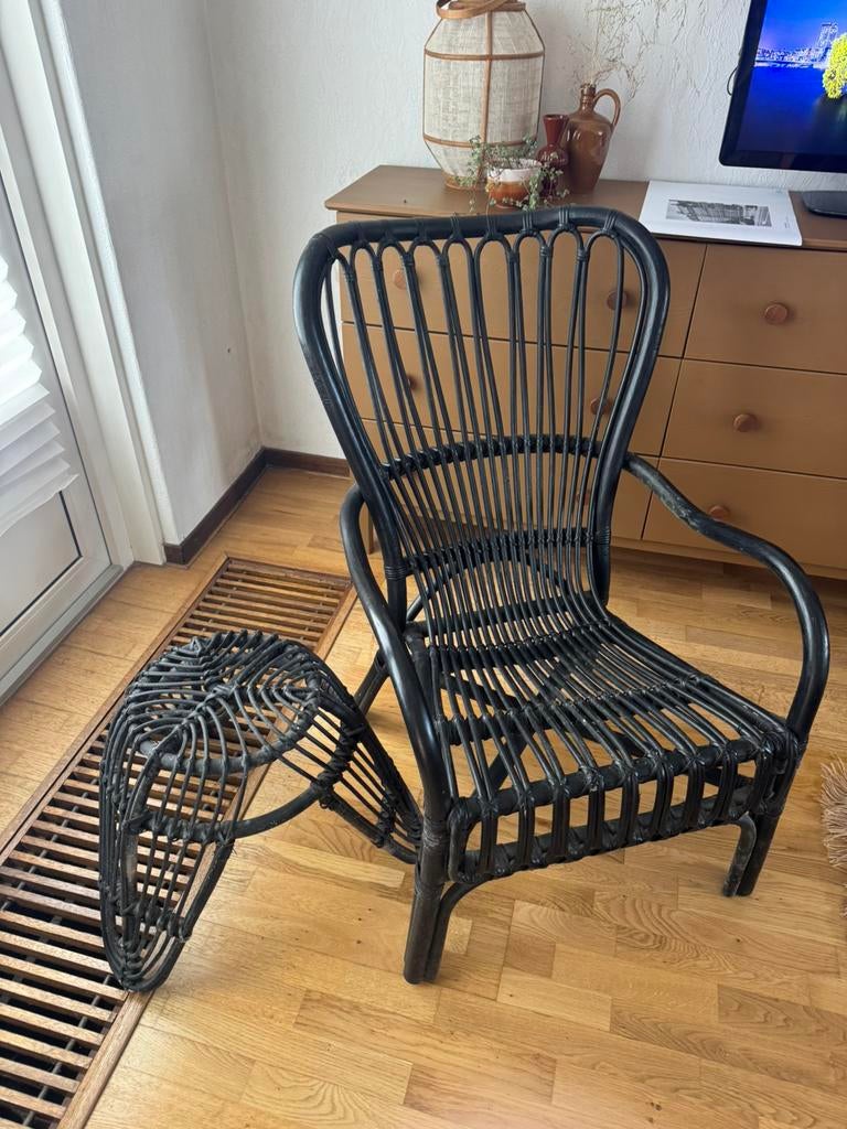 Rotan stoel ikea zwart inclusief voetenbankje bijzettafel, Ophalen, Zwart, Riet of Rotan, Zo goed als nieuw