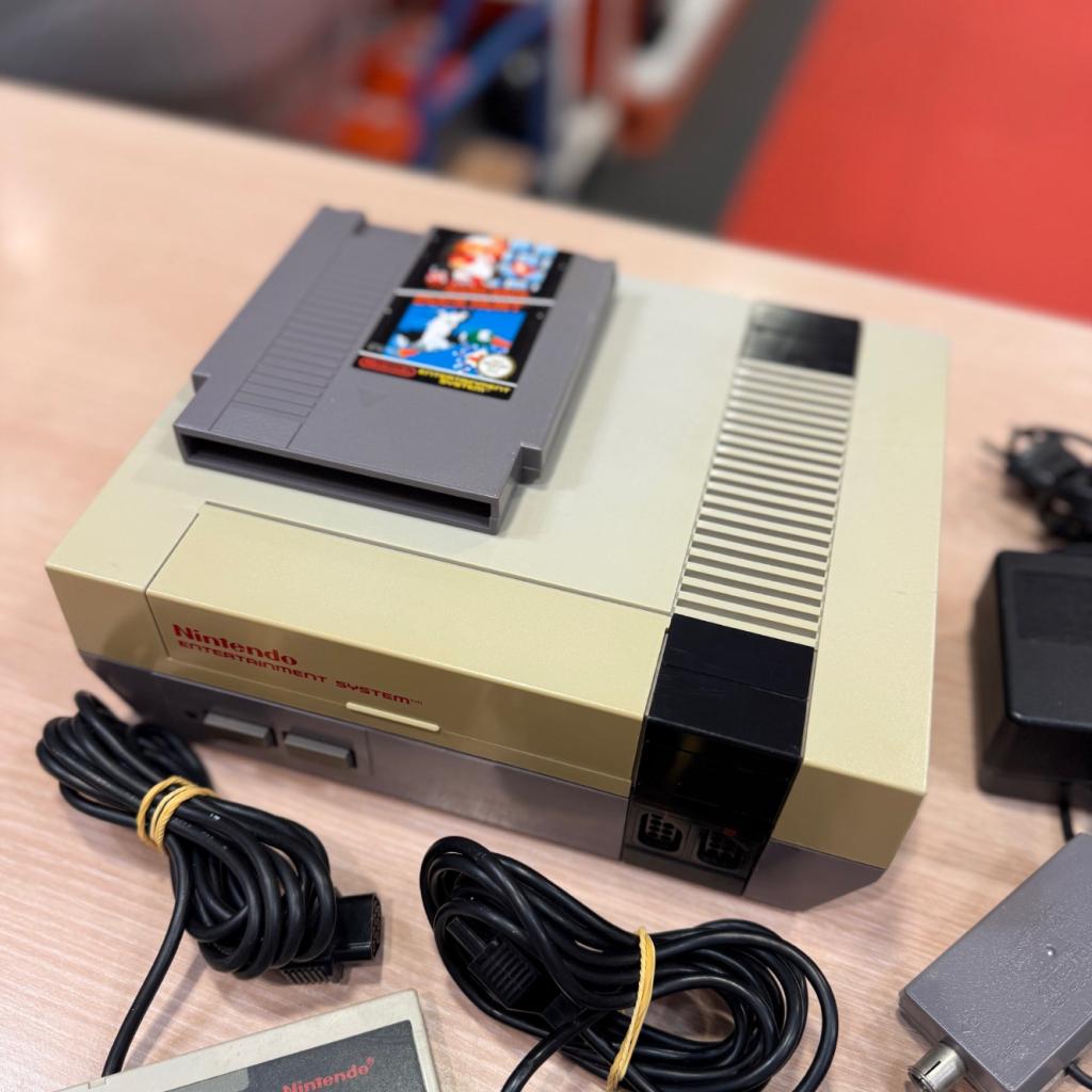 Nintendo NES Console met 2 controllers en Mario Bros, Nintendo, Zo goed als nieuw, Support@nintendo.com, 11-1 Hokotate-cho, Kamitoba, Minami-ku
Kyoto 601-8501
Japan
