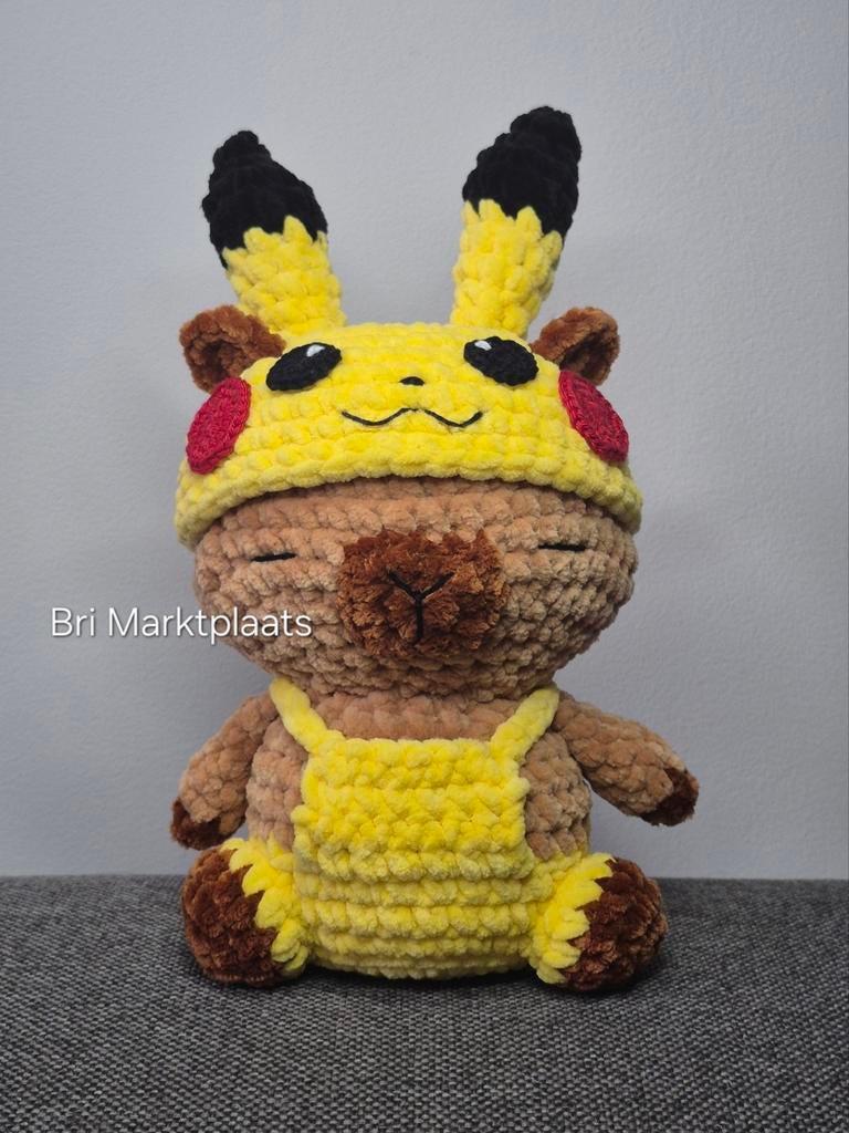 Gehaakte capibara in pikachu outfit, decoratie, verzamelen, Ophalen of Verzenden, Nieuw, Haken