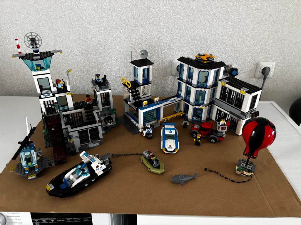 Lego gevangenis eiland en gevangenis bureau, Kinderen en Baby's, Speelgoed | Duplo en Lego, Ophalen of Verzenden, Gebruikt, Lego