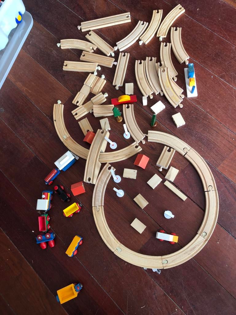 Houten treinbaan met treinen en accessoires, Ophalen, Gebruikt