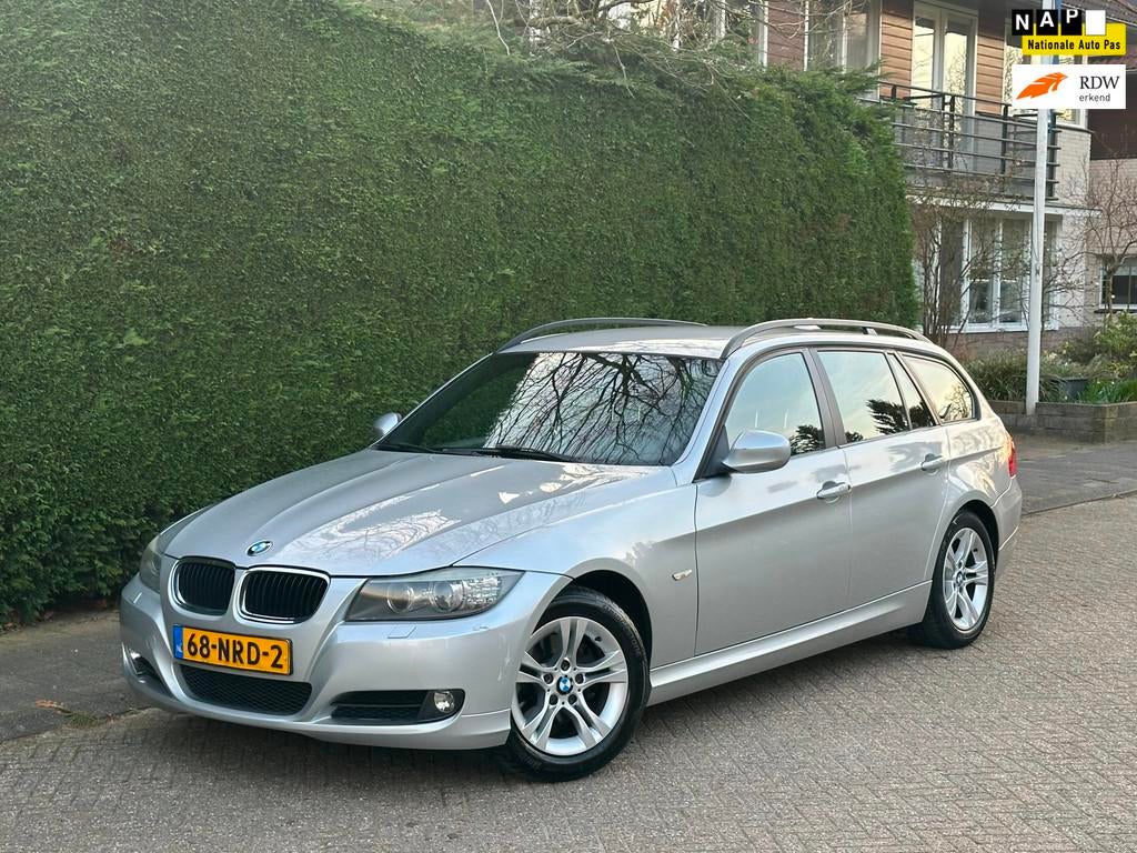 BMW 3-serie Touring 318i Business RIJDGOED/PDC/XENON/NAVI, Euro 5, Zwart, Origineel Nederlands, Handgeschakeld