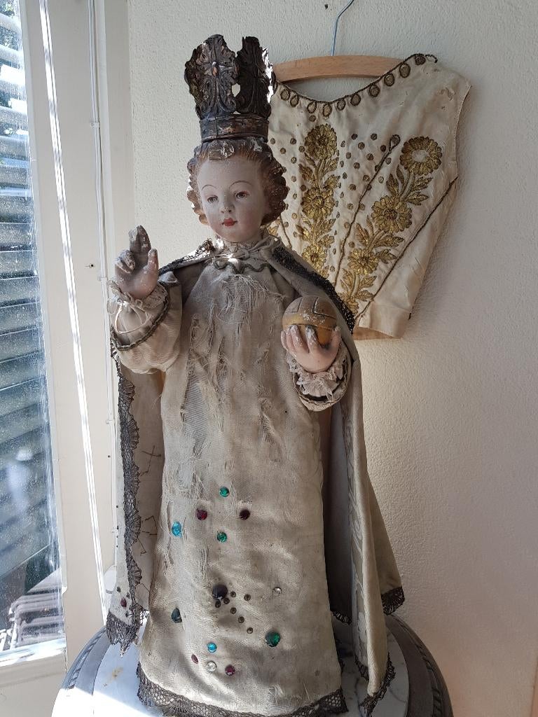 antiek KINDJE van PRAAG + KROON + DOOS met 5 KLEDINGSTUKKEN, Ophalen of Verzenden