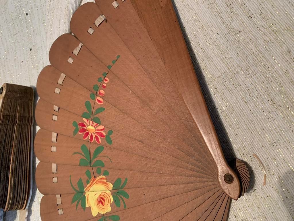 Antieke houten waaier met bloemmotief, Ophalen of Verzenden