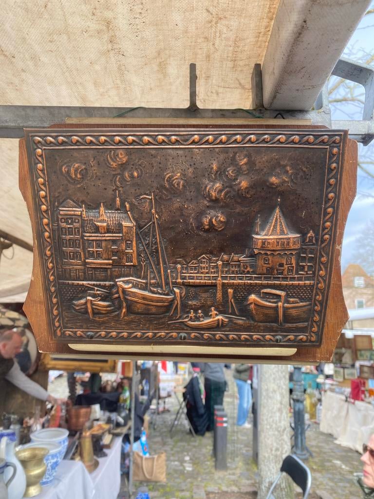 Antieke brievenhouder met koperen reliëf, Ophalen