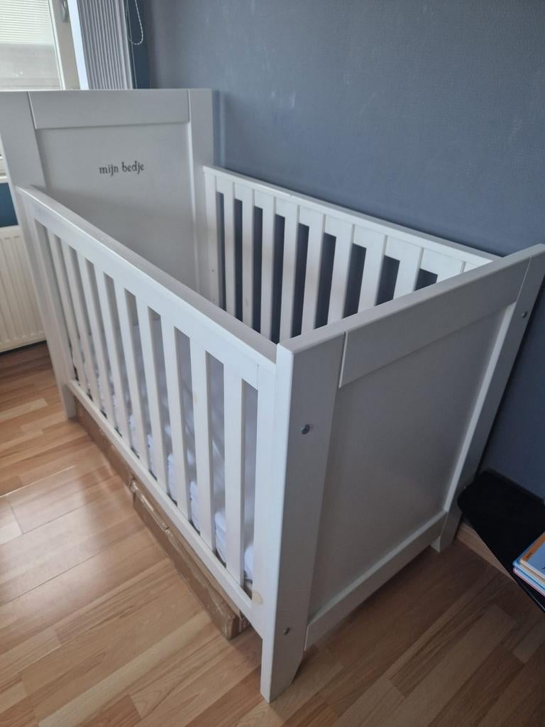 Ledikant in hoogte verstelbaar, Ophalen, Zo goed als nieuw, Jongetje of Meisje