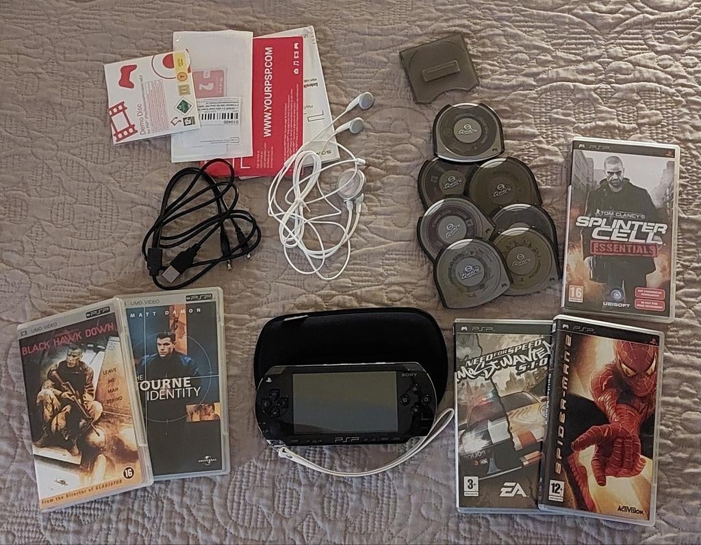 Sony psp 1004 met 2 UMD Video's 10 games, Spelcomputers en Games, Spelcomputers | Sony PSP, Zwart, Ophalen of Verzenden, Zo goed als nieuw
