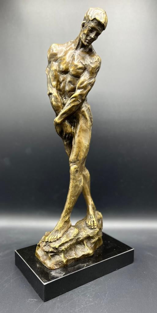 Groot bronzen beeld op een marmeren voet van mannelijk naakt, Antiek en Kunst, Kunst | Beelden en Houtsnijwerken, Ophalen of Verzenden