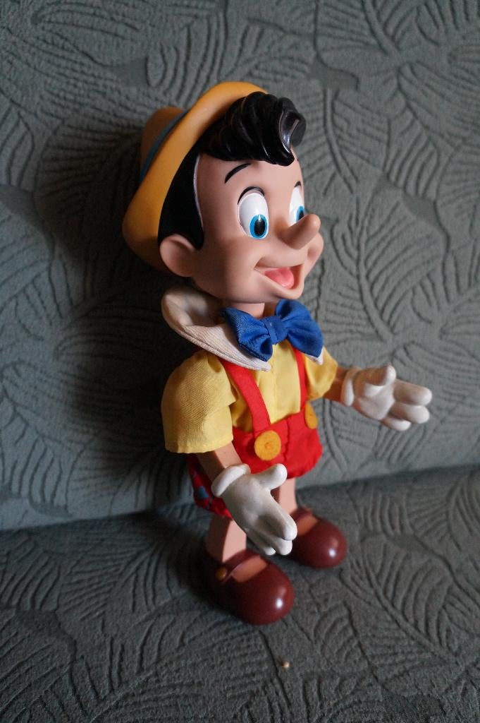 Pinokkio figuur met kleding en beweegbare beentjes, Verzamelen, Ophalen of Verzenden, Peter Pan of Pinokkio, Zo goed als nieuw