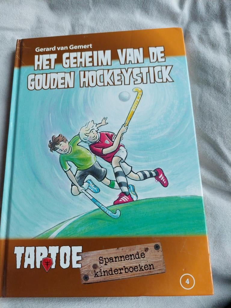 Gerard van Gemert - 4 Het geheim van de gouden hockeystick, Boeken, Nieuw, Ophalen of Verzenden, Gerard van Gemert, Fictie algemeen