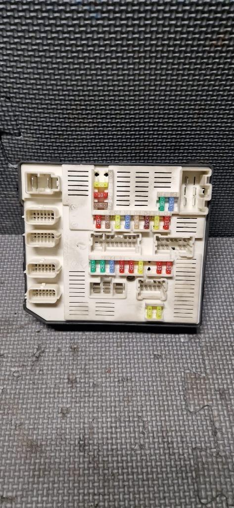 RENAULT MEGANE III STATIONWAGEN | ZEKERINGKAST | 284B60168R, Auto-onderdelen, Elektronica en Kabels, Gebruikt, Renault, Ophalen of Verzenden