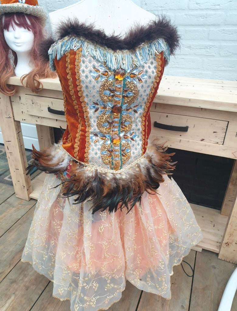 Carnaval kostuum met veren - Maat M, Maat 38/40 (M), Carnaval, Ophalen of Verzenden, Kleding