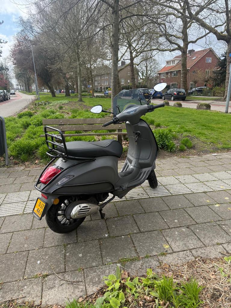 Vespa Primavera 2017 geel kenteken custom kleur, Ophalen of Verzenden, Zo goed als nieuw