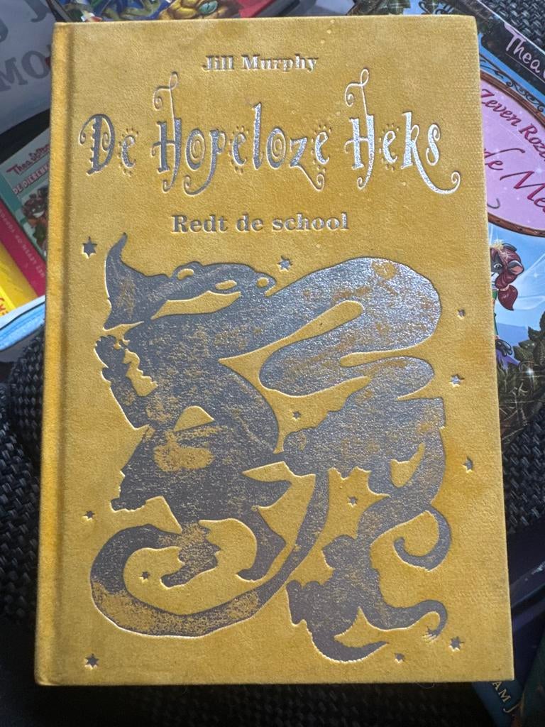 De Hopeloze Heks Redt de School - Jill Murphy (Nieuw), Ophalen of Verzenden, Nieuw, Fictie algemeen