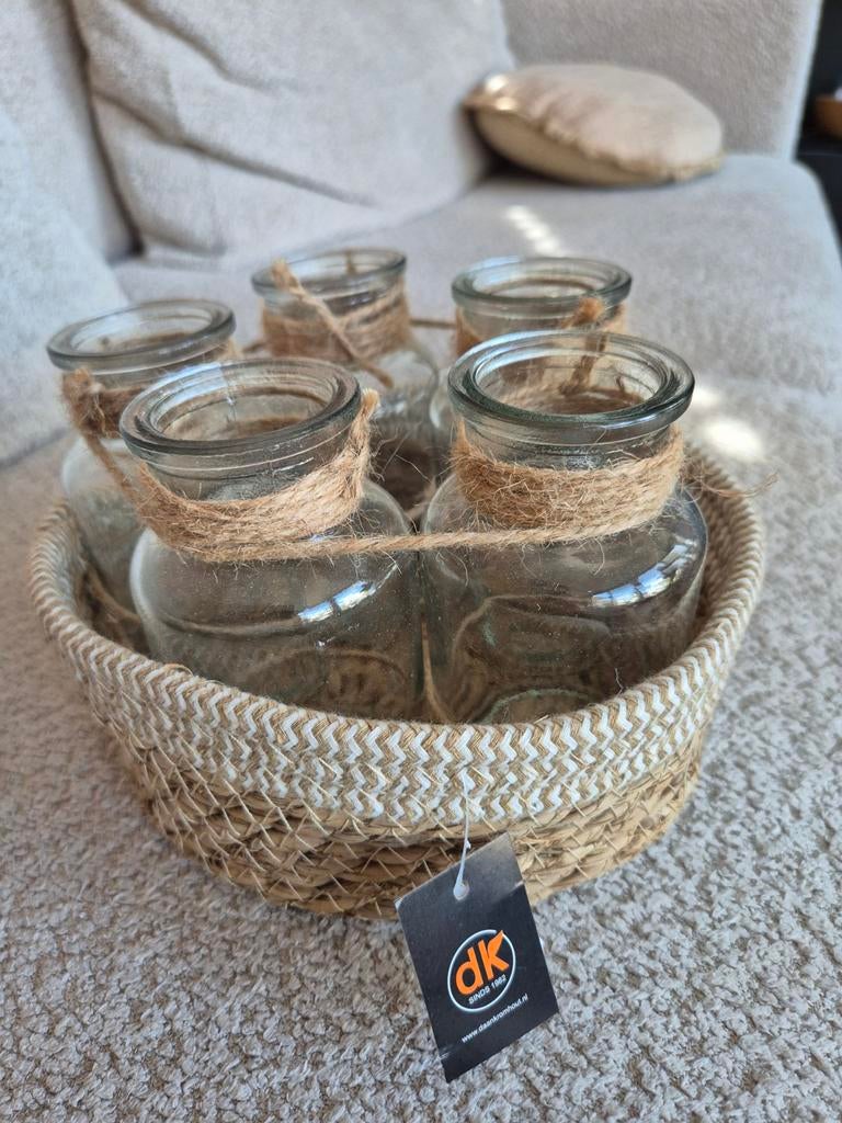 Set van 5 vaasjes in rieten mand - Daan Kromhout, Huis en Inrichting, Woonaccessoires | Vazen, Ophalen of Verzenden, Nieuw