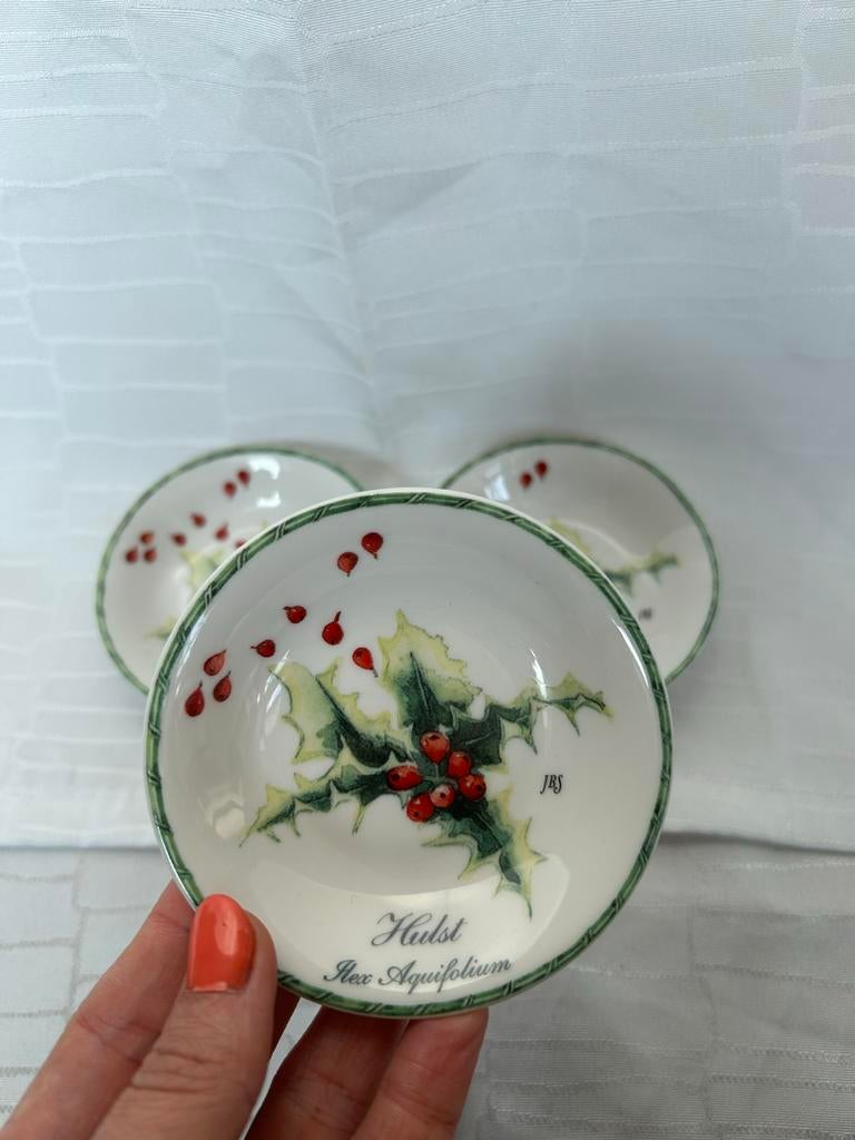3 Hulst bonbonschaaltjes - Ilex Aquifolium - Kerst decoratie, Gebruikt, Keramiek, Ophalen of Verzenden, Schaal of Schalen