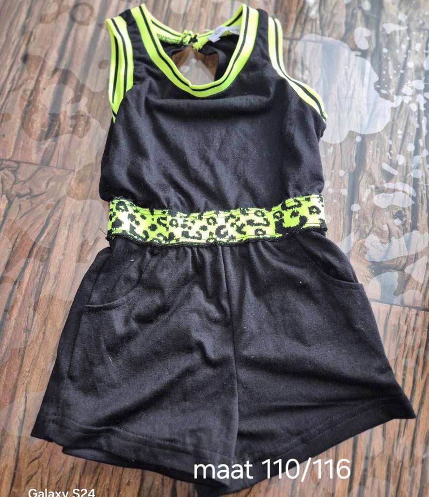 Zwart jumpsuit met neon details, maat 110/116, Gebruikt, Meisje, Ophalen of Verzenden, Setje