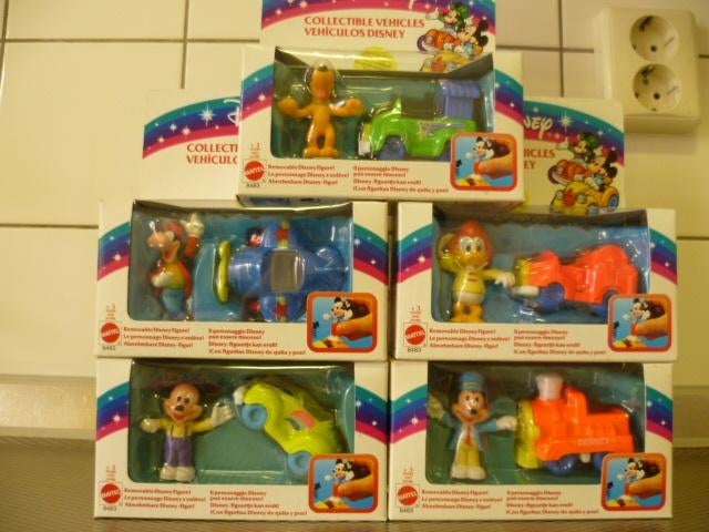 Mattel Disney 5 figuurtjes in auto Mickey Mouse, Pluto enz.., Verzamelen, Disney, Ophalen of Verzenden, Mickey Mouse, Nieuw, Beeldje of Figuurtje