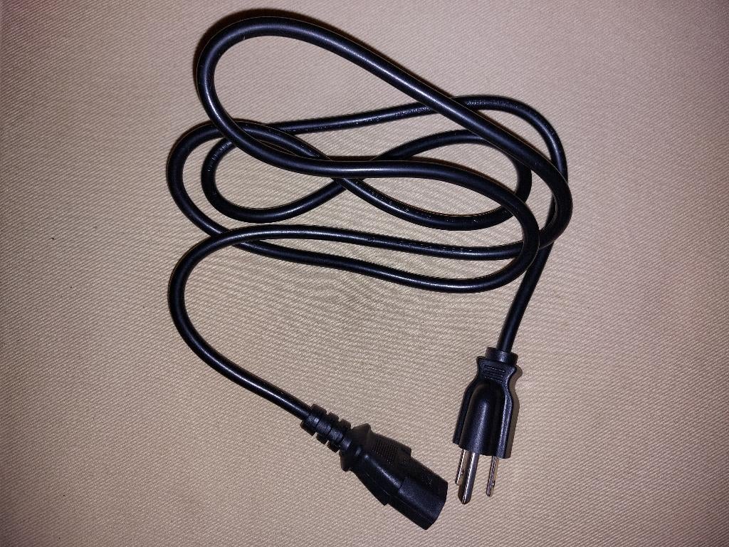 Powercord Netsnoer Powercable (UK) Engelse stekker naar C13, Audio, Tv en Foto, Audiokabels en Televisiekabels, Ophalen, Zo goed als nieuw