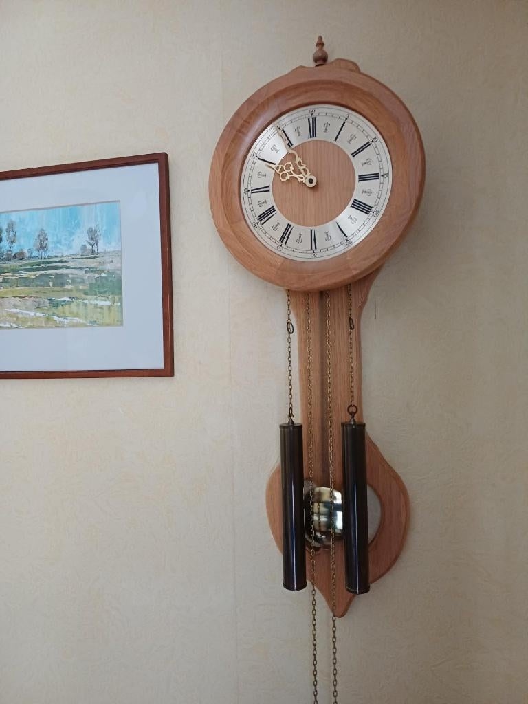 PRIMA LOPENDE WANDKLOK HERMLE, LICHT EIKEN MET MESSING, Huis en Inrichting, Woonaccessoires | Klokken, Ophalen, Zo goed als nieuw