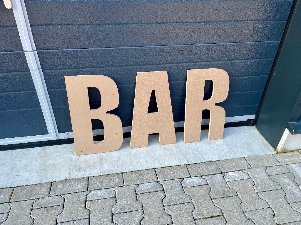 Houten Letters '' BAR '' van mdf, Perfect voor feestlocatie!, Ophalen of Verzenden, Nieuw, Versiering, Overige