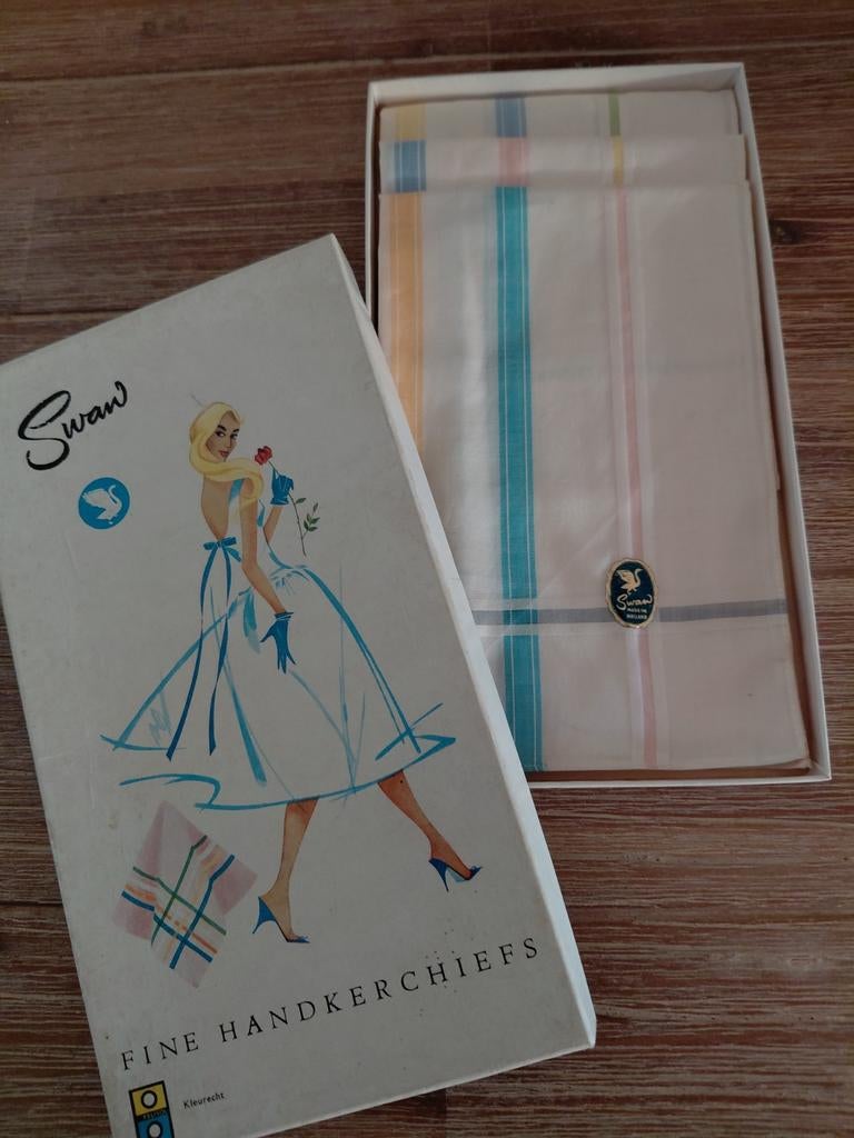 Doos in perfecte staat vinted zakdoeken., Ophalen, Zo goed als nieuw