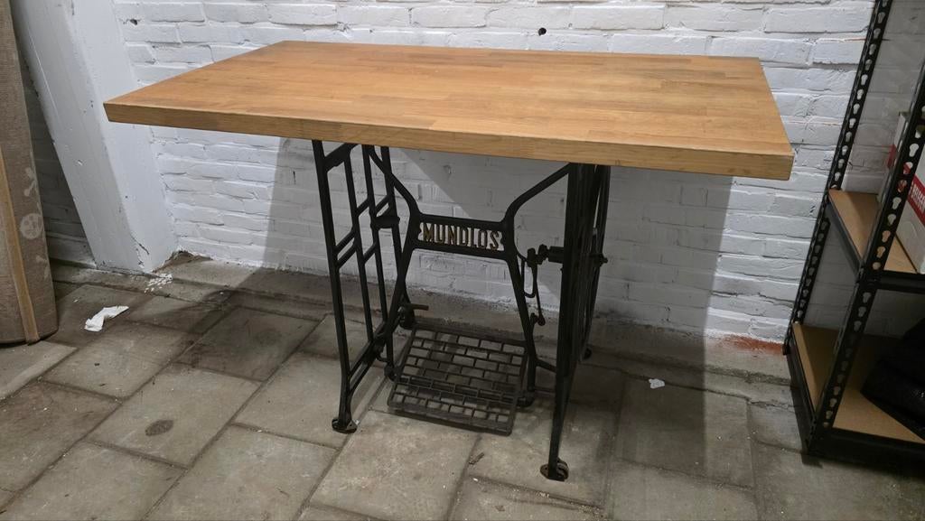 Industriële tafel op antiek MUNDLOS naaimachine-onderstel, Ophalen, Gebruikt