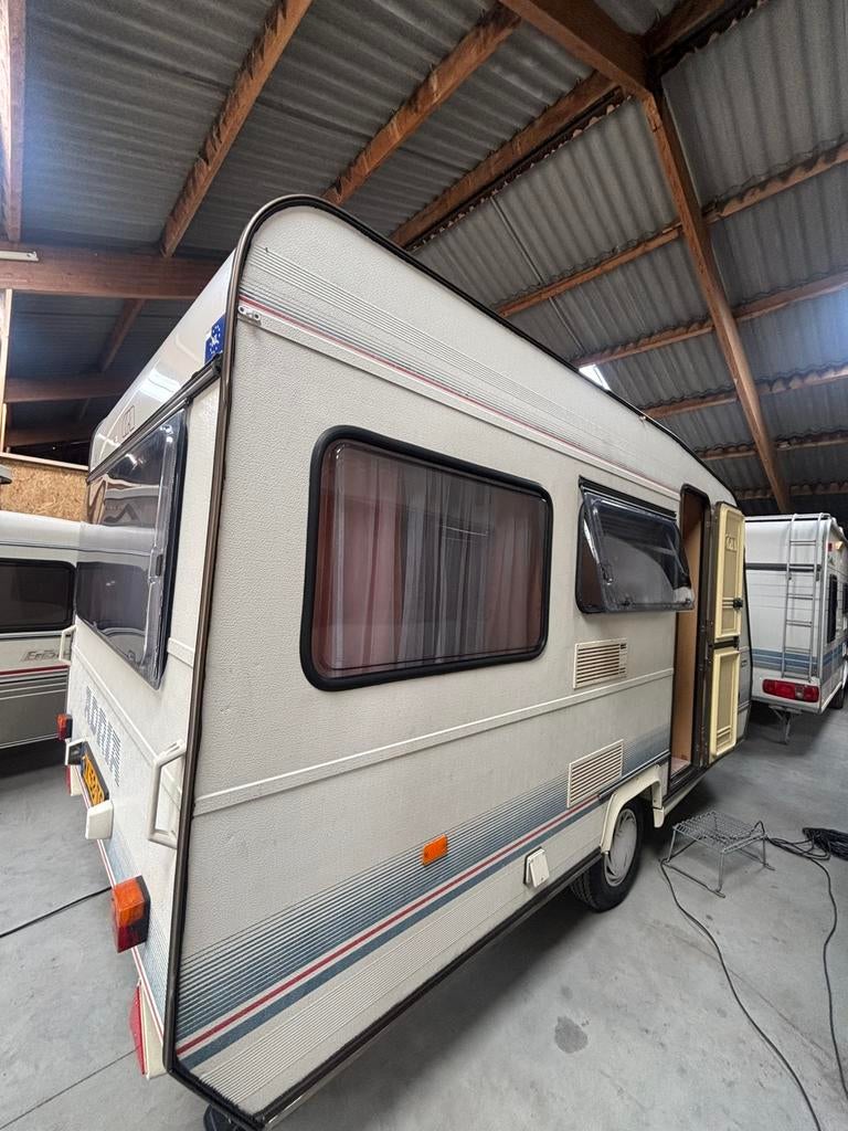 Leuke beginners caravan Adria met voortent, Caravans en Kamperen, Rondzit, Bedrijf, 750 - 1000 kg, Adria