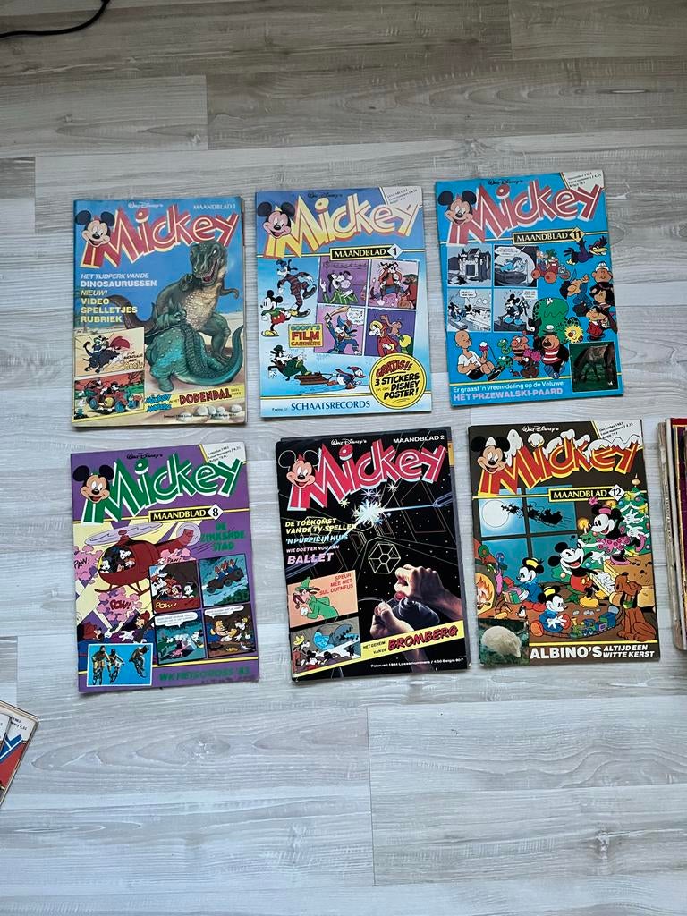 Mickey Maandblad uit 1983 en 1984 met map, Ophalen of Verzenden, Gelezen, Overige typen