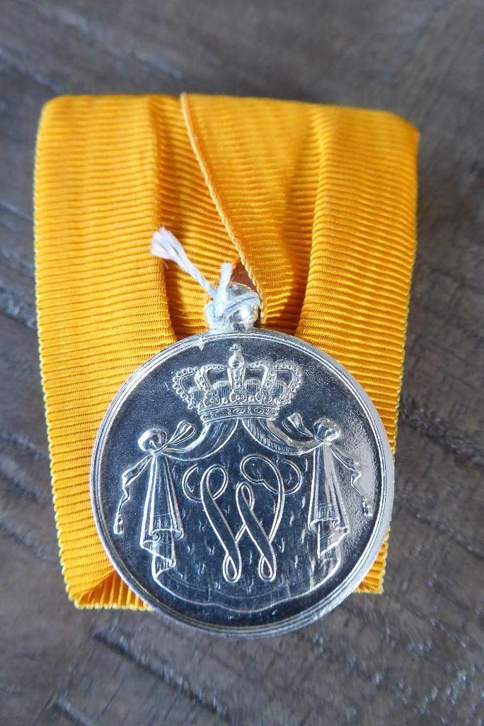 zilveren mil. onderscheiding voor trouwe dienst, Ophalen of Verzenden, Landmacht, Nederland, Embleem of Badge