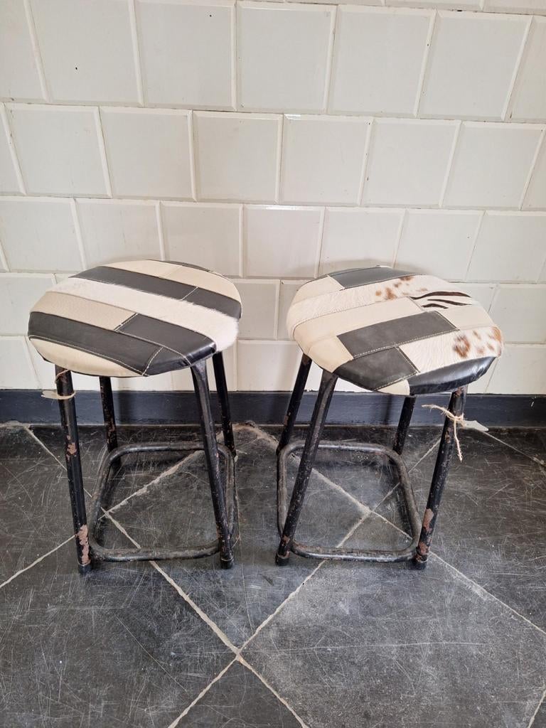 Vintage stalen ronde kruk met patchwork leer gestoffeerd, Gebruikt, Vintage, Ophalen of Verzenden, Nvt