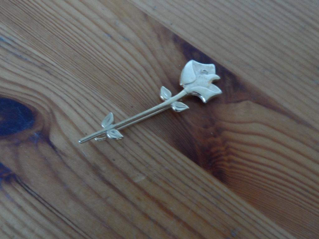 Dasspeld - roos, Ophalen of Verzenden, Zo goed als nieuw, Dier of Natuur, Speldje of Pin