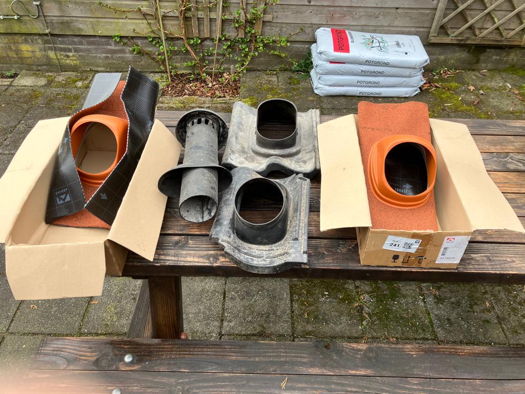 diverse dakdoorvoeren, Ophalen, Kunststof, Zwart, Zo goed als nieuw