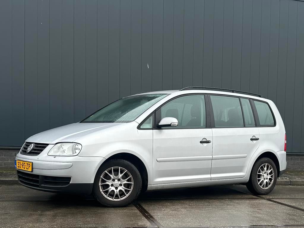 Volkswagen Touran 1.6 75KW 2005 Grijs apk nieuw NAP!, Auto's, 4 cilinders, 7 stoelen, Handgeschakeld, Zilver of Grijs