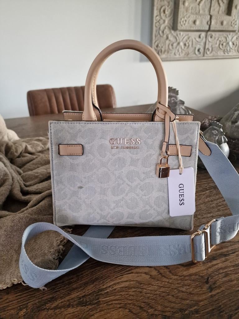 Guess tas nieuw lichtblauw beige origineel met pasjeshouder, Sieraden, Tassen en Uiterlijk, Tassen | Damestassen, Ophalen of Verzenden