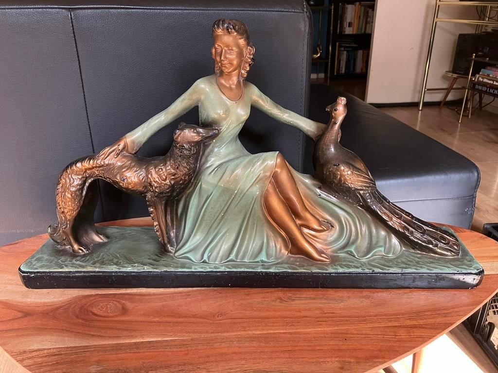 Prachtig Art Deco Beeld: Dame met hond en Pauw, jaren ‘20, Ophalen