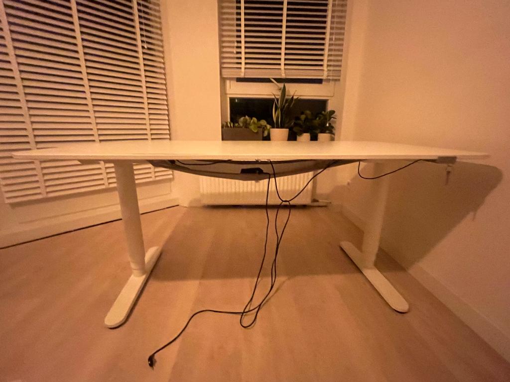Bekant ikea zit/sta bureau elektrisch, Huis en Inrichting, Bureaus, Ophalen, Zit-sta bureau, Gebruikt, IKEA