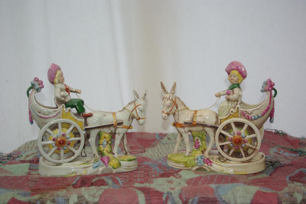 Paarden met koets  ( Porselein, Antiek en Kunst, Ophalen of Verzenden