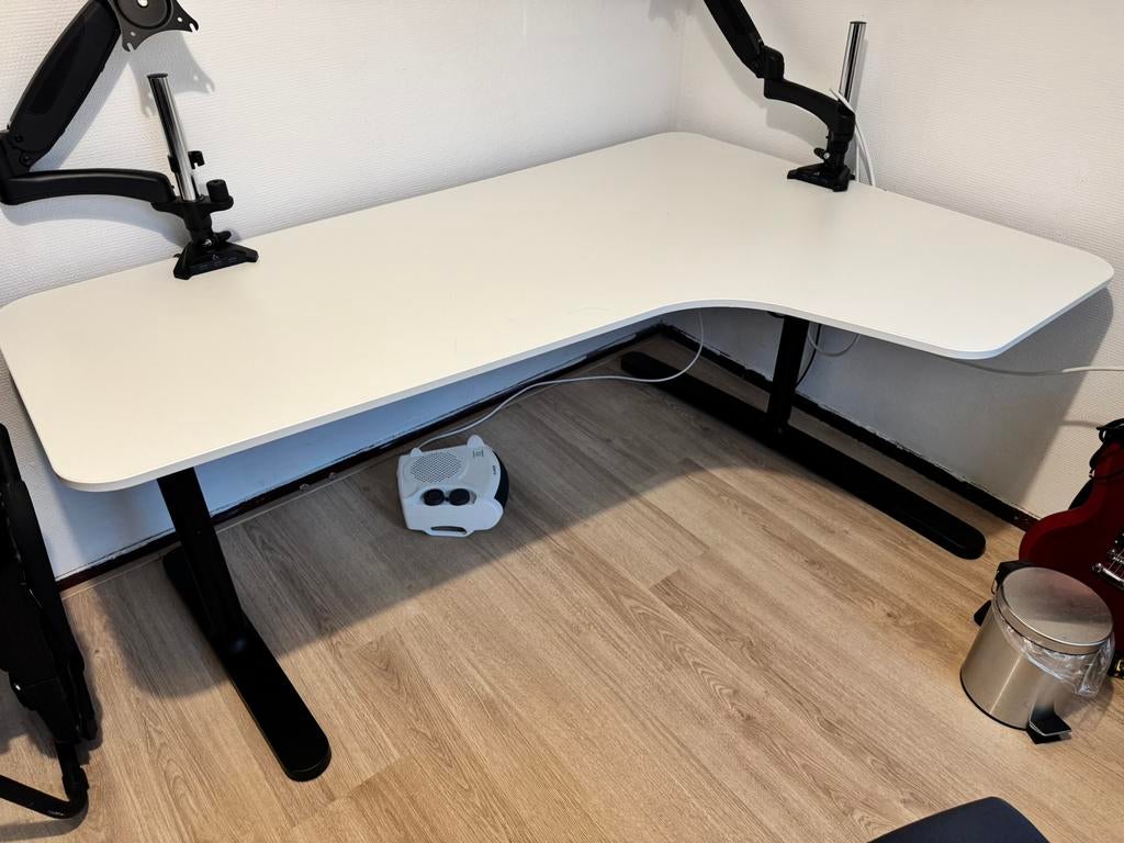 Ikea Bekant corner desk (right) 160x110cm + free monitor arm, Ophalen, Zo goed als nieuw