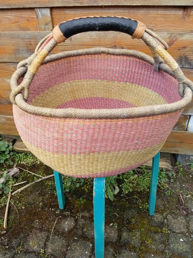 Bolgatanga mand iets verkleurd nu €27.50 Ghana oersterk, Ophalen of Verzenden, Nieuw, Rond, Riet