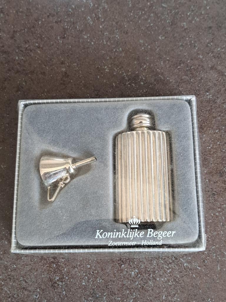 Parfum flesje verzilverd.12,50 inclusief verzendkosten, Ophalen of Verzenden, Nieuw